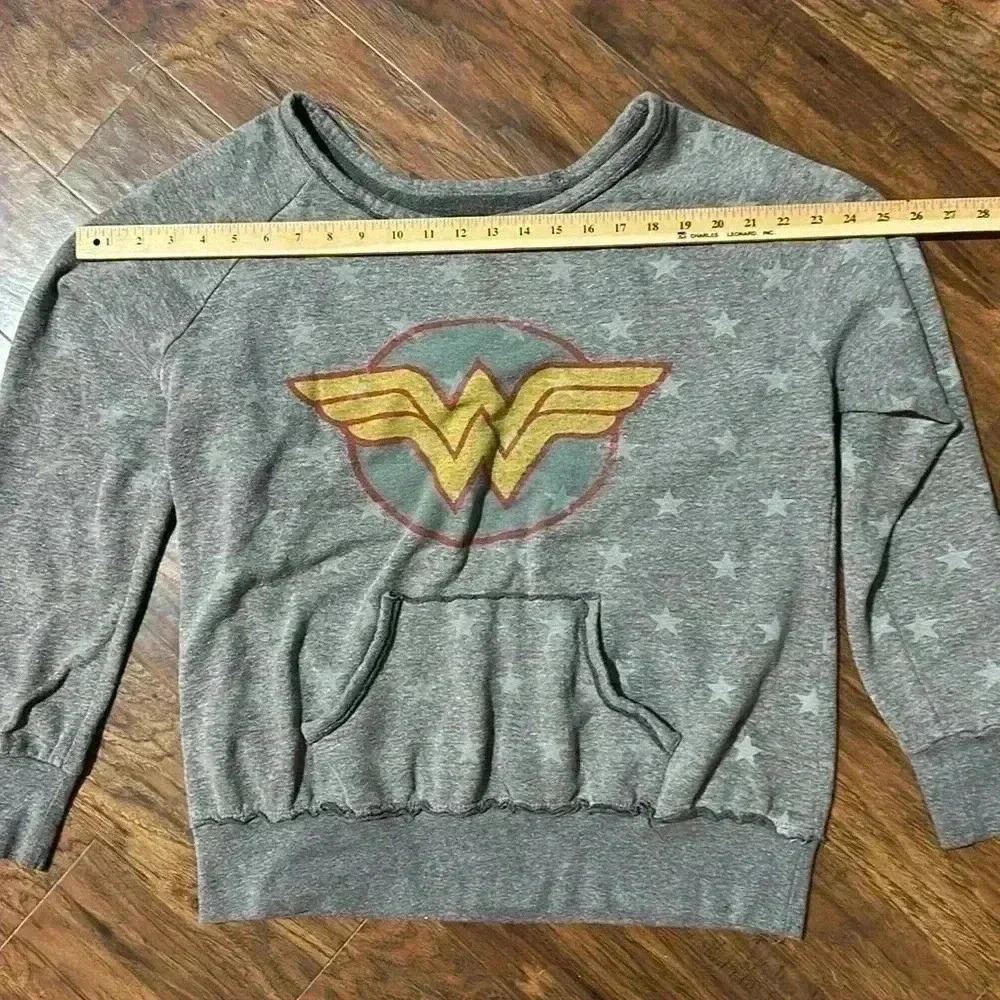 Vintage Wonder Woman DC Comics Six Flags Sweatshirt - Picture 4 of 9